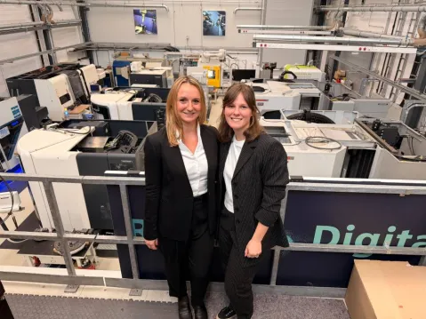 the two founders Julia Reisinger and Maria Zahlbruckner in front of a factory