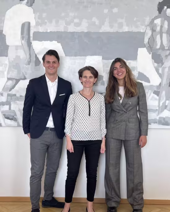 Ingrid Kelly (XISTA) together with Brightmind.Ai's founders Florian Lerchbammer-Kreith and Tamara Gerbert in front of greyscale painting