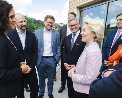 ursula von der leyen talking surrounded by people