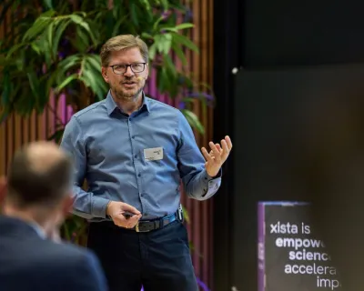 Markus Wanko speaking in front of audience